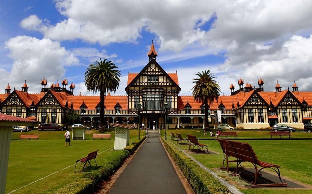 Auckland: One-Way Tour to Rotorua with Waitomo Caves - The Glowworm Boat Cruise on the Grotto River