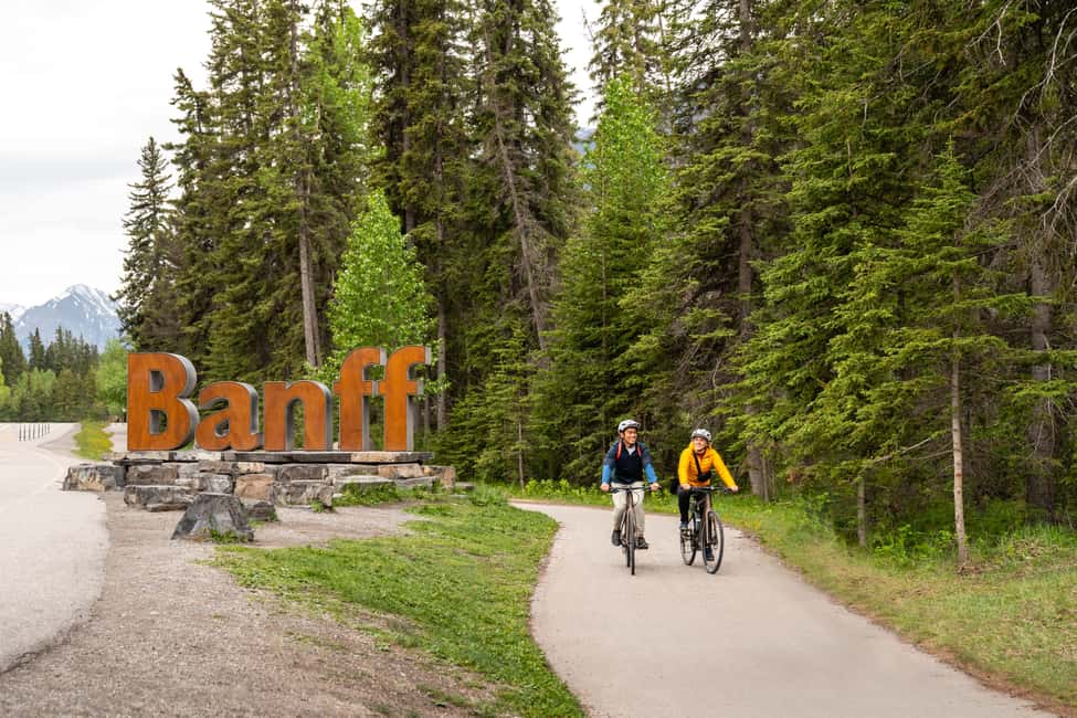 Banff 2-day: Lake Louise, Moraine Lake, Johnston Canyon tour - Bow Falls, Surprise Corner, Hoodoos, and Banff Town downtime