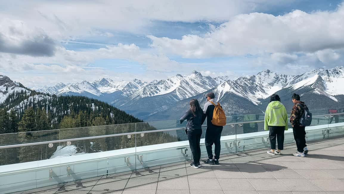 Banff 2-day: Lake Louise, Moraine Lake, Johnston Canyon tour - Day 1: Lake Louise and Moraine Lake without feeling like a sprint