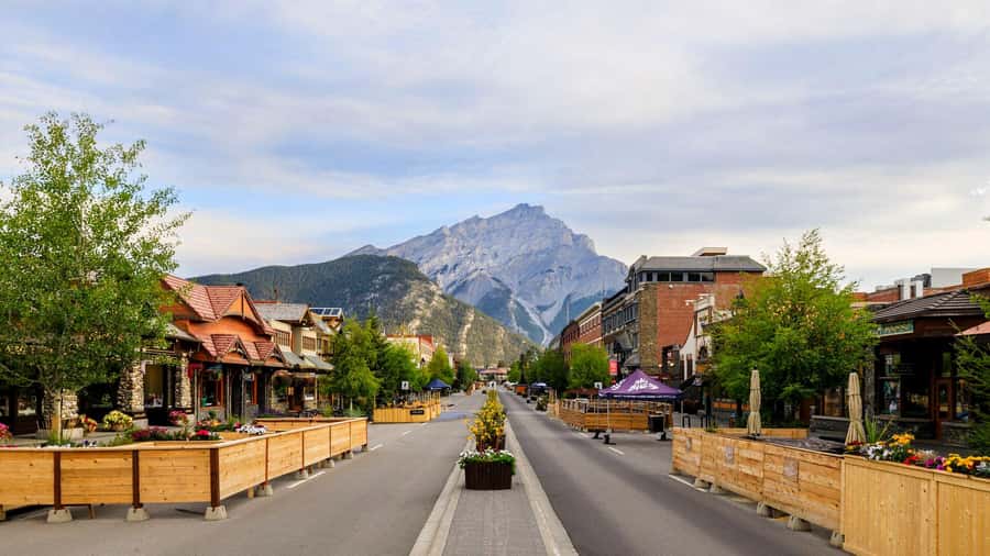 Banff: Moraine Lake, Lake Louise, Emerald Lake and Yoho Trip - Lunch at Lake Louise Village or the Ski Resort: Keep It Simple