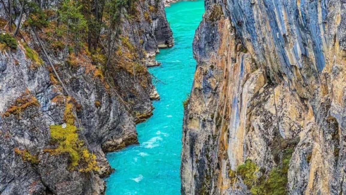 Banff. Moraine, Lake Louise ,Emerald & Johnston Canyon tour - Key highlights worth planning for