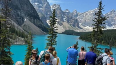 Banff. Moraine, Lake Louise ,Emerald & Johnston Canyon tour - Getting there: Calgary, Canmore, or Banff pickup timing