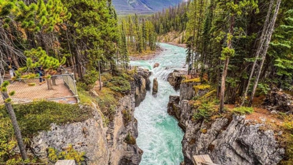 Banff. Moraine, Lake Louise ,Emerald & Johnston Canyon tour - Moraine Lake vs Lake Minnewanka: the key seasonal switch