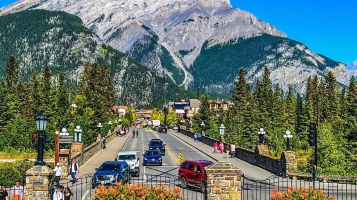 Banff. Moraine, Lake Louise ,Emerald & Johnston Canyon tour - Banff town time and Vermilion Lakes: add culture after the wild