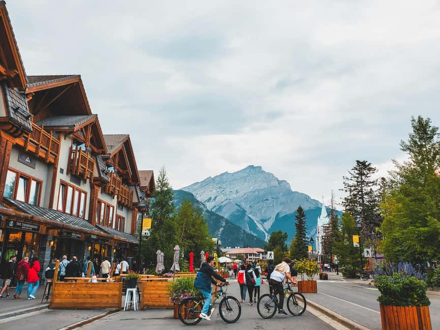 Calgary: Banff Top Lakes Tour with Banff Town Visit - Moraine Lake and Emerald Lake: why the colors change so much
