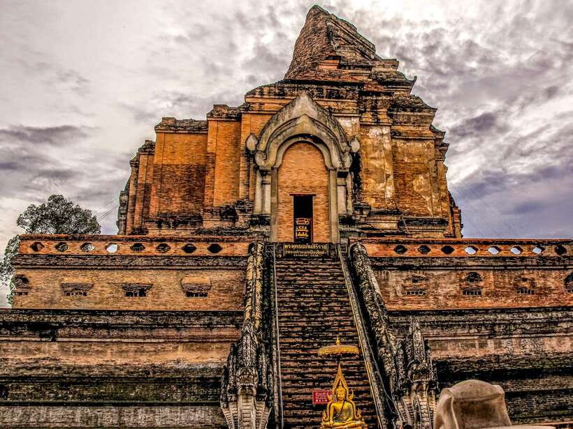 Chiang Mai: 3 Hour Old City and Temples Guided Walking Tour - Wat Phan Lao and Wat Phan Tao: Humble Size, Big Carving Energy