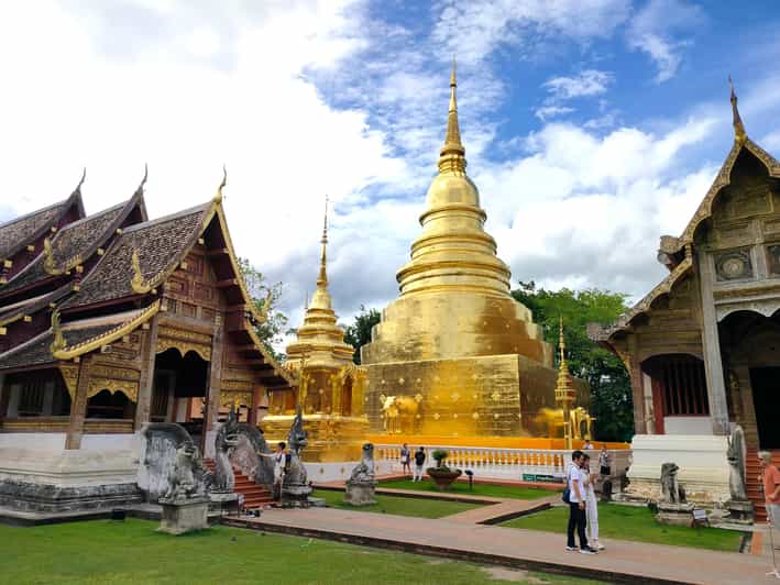 Chiang Mai: Chiang Mai Old City Twilight Walking Tour - Why Twilight in Chiang Mai Old City Feels Different