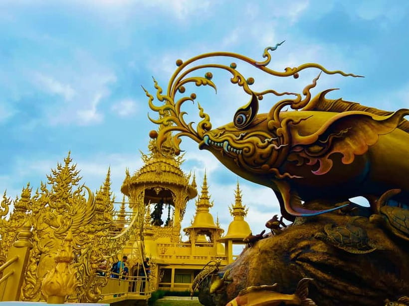 Chiang Mai: Chiang Rai Highlights in One Day - Wat Rong Suea Ten (Blue Temple): sapphire color and a quiet inner feel