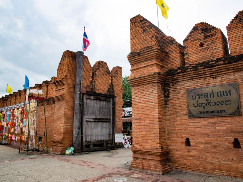 Chiang Mai: Customize Your Own Chiang Mai City Tour - Markets that feel useful: Warorot Market and Ton Lamyai Flower Market