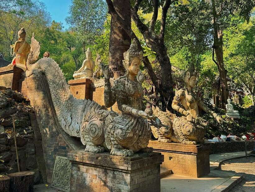 Chiang Mai: Doi Suthep and Wat Pha Lat Temple Evening Tour - Getting Up to Wat Phra That Doi Suthep: The Stairs, the Golden Chedi, the Sky