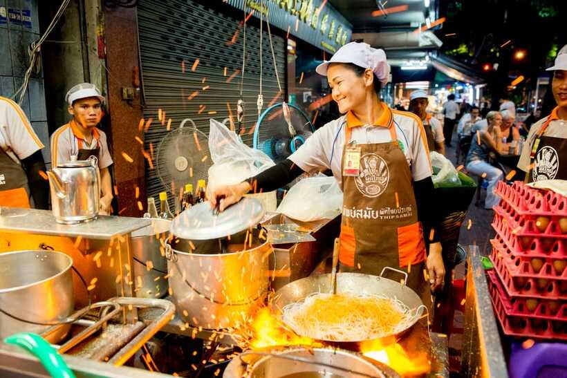 Chiang Mai: Evening Sightseeing and Local Food Guided Tour - Huen Phen Khao Soi: The Northern Thai Comfort-Food Anchor