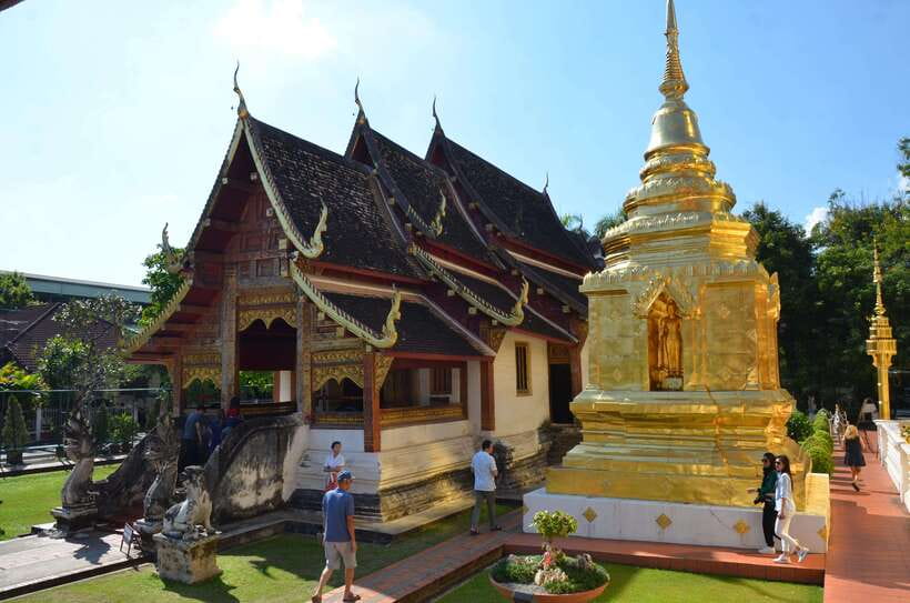 Chiang Mai: Historic Temples and City Guided Walking Tour - Wat Phan Tao: Teak Wood, the Teak Throne, and a Royal Palace Connection