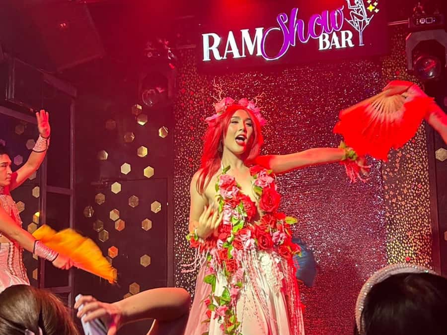 Chiang Mai: Ladyboy Cabaret Show with Dinner and Drinks - Drinks at the bar: less planning, more enjoying