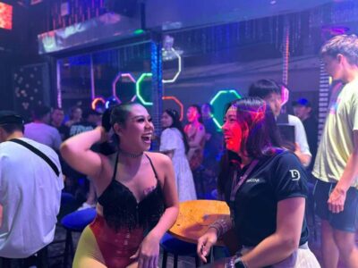 Chiang Mai: Ladyboy Cabaret Show with Dinner and Drinks - Hotel pickup and the night market food run