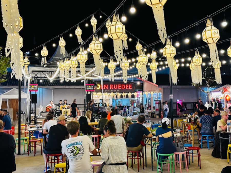 Chiang Mai: Ladyboy Cabaret Show with Dinner and Drinks - What makes the guide role important here