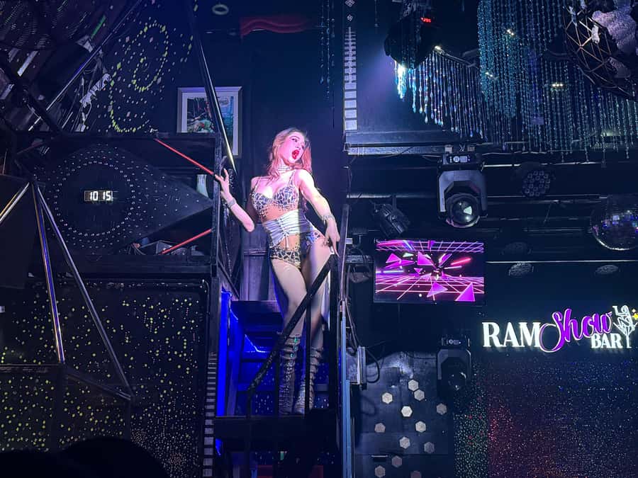 Chiang Mai: Ladyboy Cabaret Show with Dinner and Drinks - How to plan your evening without stress (camera, timing, getting back)