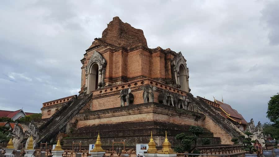 Chiang Mai Light: Tuk Tuk Night Tour with Temples & Markets - 3 Hours, 1 Tuk-Tuk Lane: How the Tour Flows