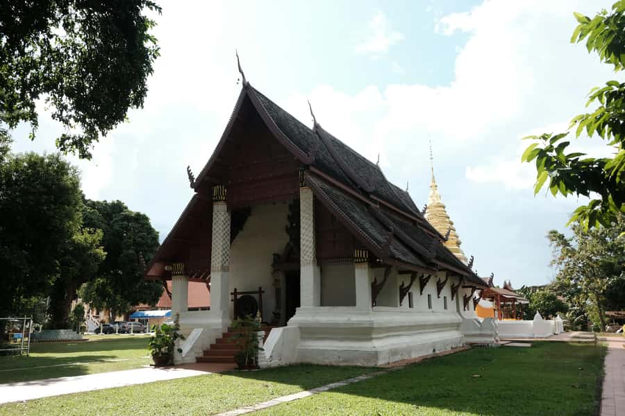Chiang Mai Light: Tuk Tuk Night Tour with Temples & Markets - Chinatown After Dark: Food Help, City History, and Busy Streets