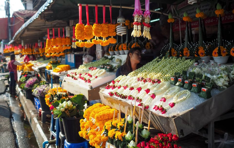 Chiang Mai: Local Food and Markets Guided Walking Tour - Lung Khajohn Wat Ket and Khao Kriab Pak Moh: the sweet first bite