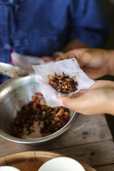 Chiang Mai : Making Herbal Ball And Inhaler - Baannoi Nornmuan And The Teaching Style You’ll Appreciate