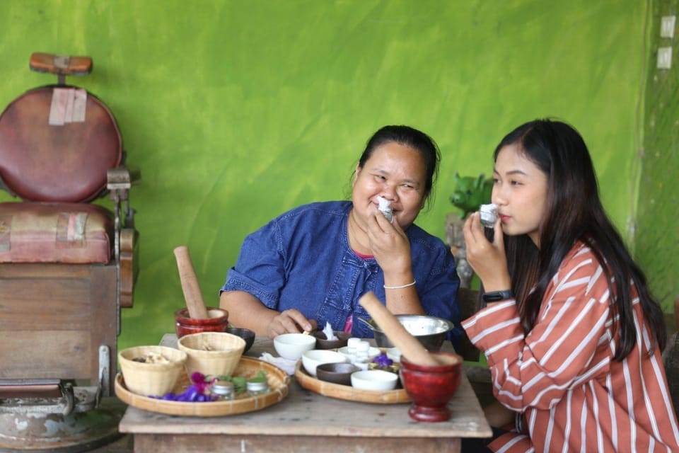 Chiang Mai : Making Herbal Ball And Inhaler - How The 1-Hour Schedule Actually Plays Out