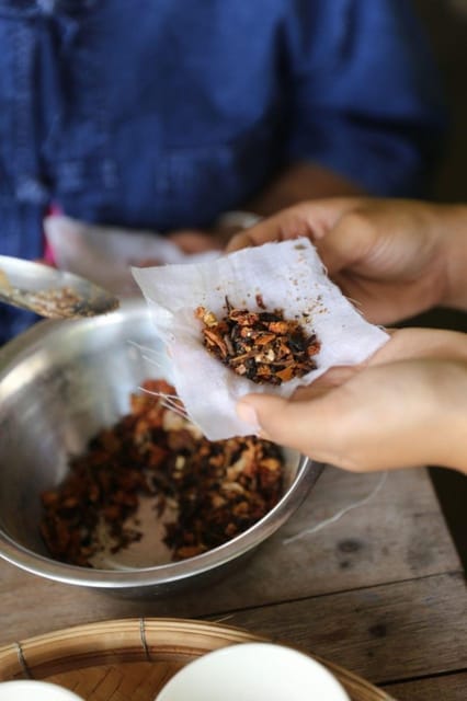 Chiang Mai : Making Herbal Ball And Inhaler - Baannoi Nornmuan And The Teaching Style You’ll Appreciate