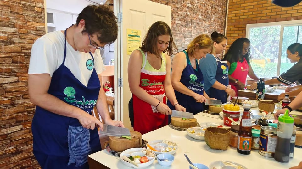 Chiang Mai: Morning Cooking Class with Market Visit - Appetizer, soup, stir-fry, curry paste, then dessert