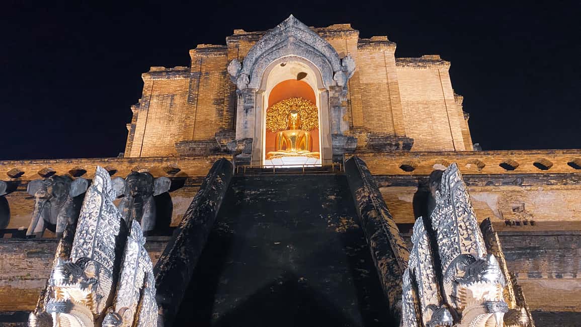 Chiang Mai Twilight Tour: Illuminated Old City Landmarks - Stop 1 and the Start at Wat Phra Singh Woramahawihan