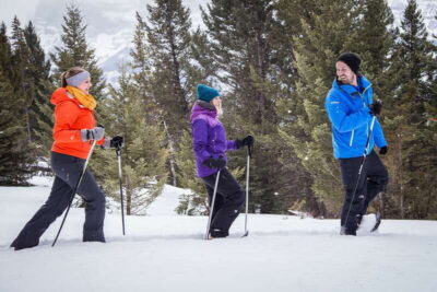 From Banff: Snowshoeing Tour in Kootenay National Park - Snowshoe setup and pacing on the easy 3-kilometer trail
