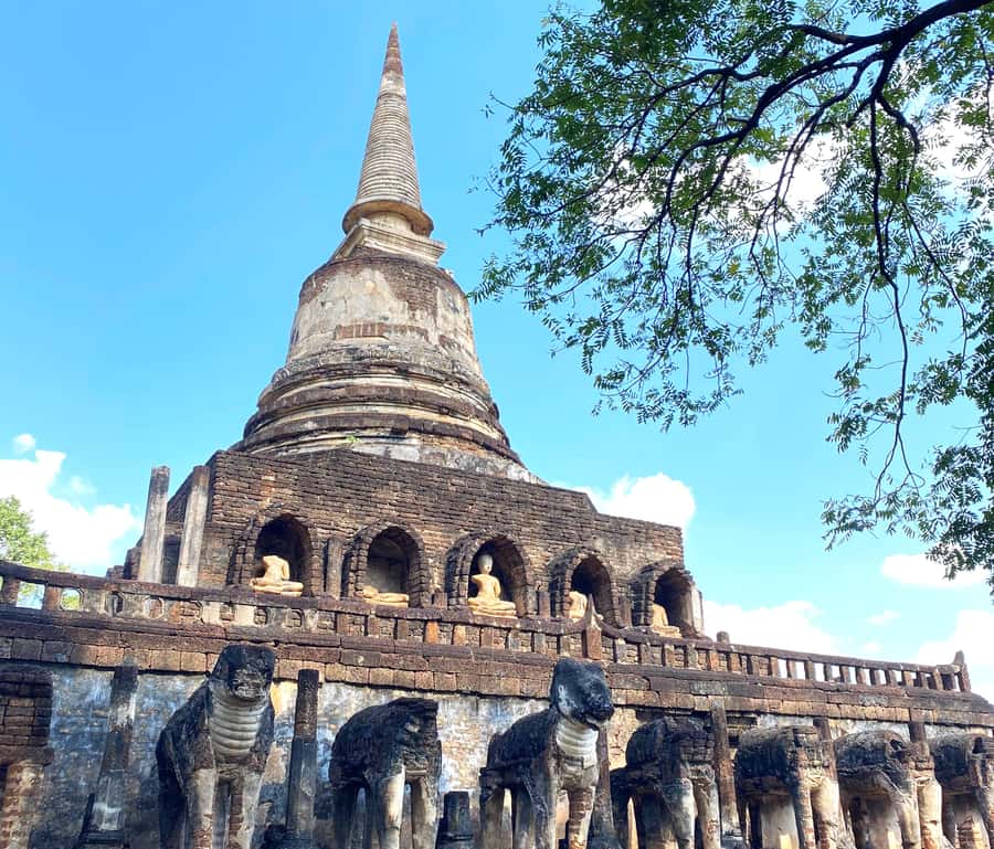 From Chiang Mai: Customize Your Own Sukhothai Heritage Tour - Wat Si Chum’s giant Buddha: the photo, yes, but also the atmosphere