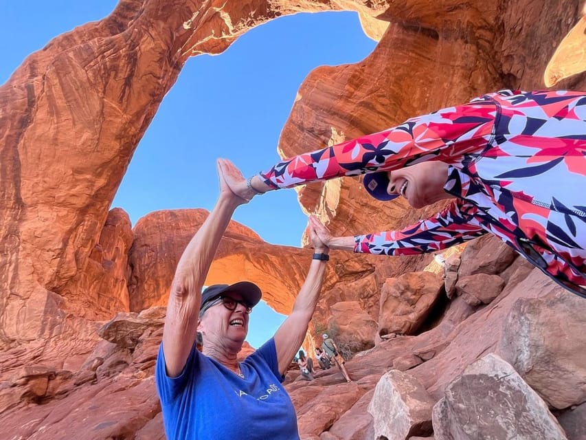Moab: Arches National Park Sightseeing Tour - Snacks, drinks, and weather: small comforts that matter in the desert