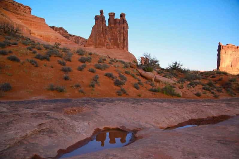 Moab: Arches National Park Sunset Tour - Short guided walks to Windows, Turret Arch, and the Delicate Arch Overlook