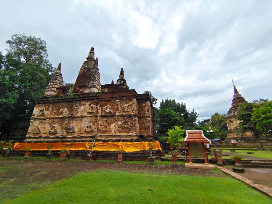 Private tour Chiangmai , Explore hidden gems Lanna temple - Private Air-Conditioned Vehicle, Insurance, Water, and Snacks: The Value Math