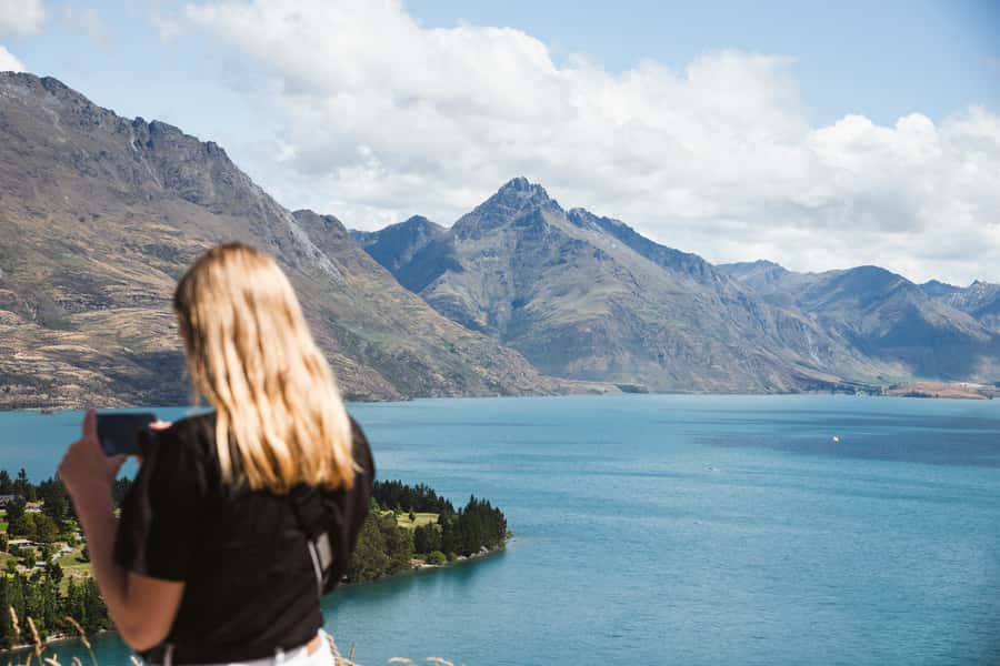 Queenstown: Scenic Highlights, Tour with Wine & Lake Cruise - A 4.5-hour Queenstown loop by silver Mercedes