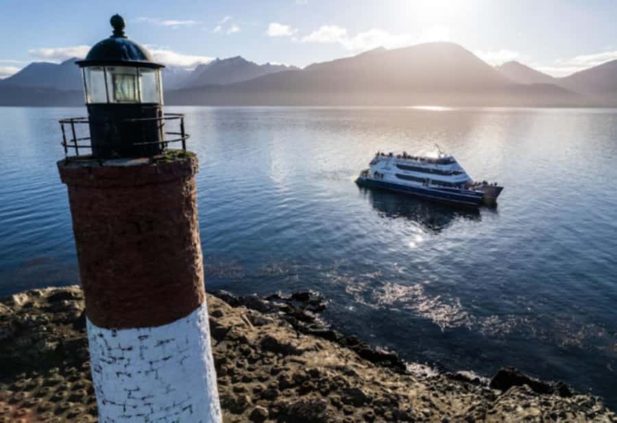 Ushuaia: Beagle Channel, Seal Island & Bridges Islands Tour - Languages, guiding style, and how the 3 hours flow