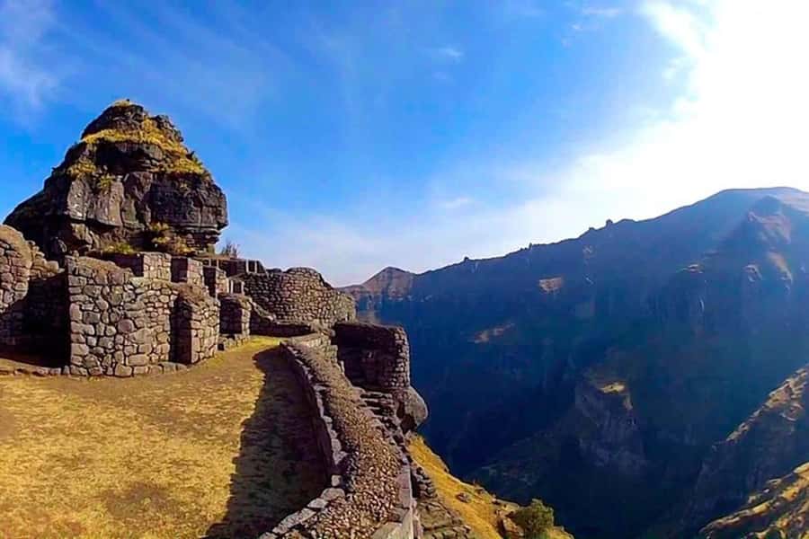 "Waqra Pucara, The Majestic Fortress Revealing Secrets of the Andes". - Breakfast by the Pomacanchi Lagoon: setting the Andes scene before the hike